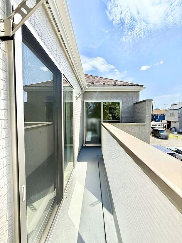 【バルコニー】■ 心地よい風と光を感じる、くつろぎのバルコニー