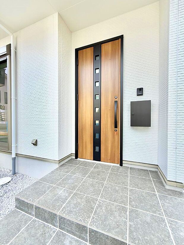 【玄関】■ シンプルで美しく、住まいの第一印象を彩る玄関です