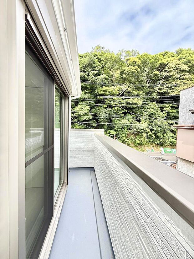 【バルコニー】■ 朝のコーヒーや夜の星空を楽しむ、癒しの場所