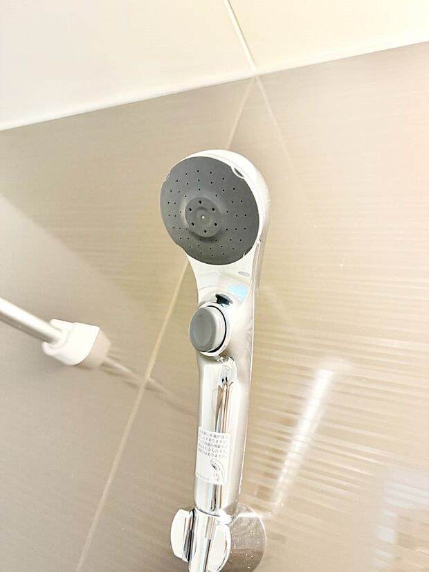 【止水シャワーヘッド】■手元で簡単に止水できるため、水の無駄遣いを減らすことができます。