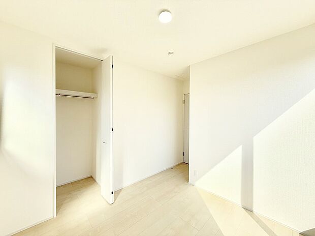 【寝室】■窓の配置や通気性の良い設計で部屋の空気がこもらず、常に新鮮な空気が流れます