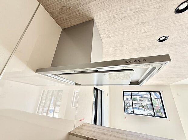 【レンジフード】■フードに覆われている為、匂いが換気扇に誘導され、効率的に排煙ができます