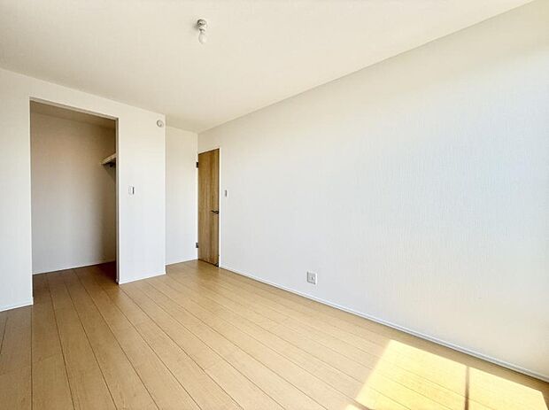 【リビング以外の居室】■清潔感あふれるお部屋で毎日を快適に過ごせます