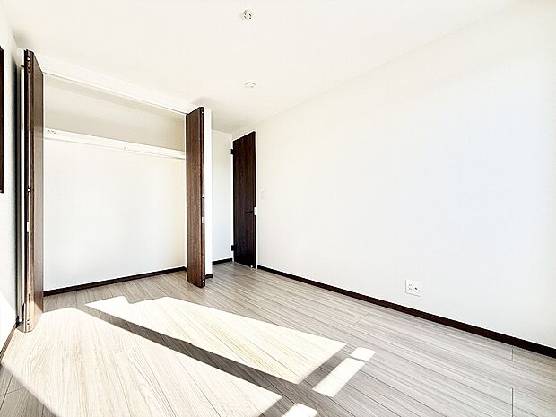 【寝室】■シンプルな空間で、収納付きベッドやデスクなど、多機能な家具を活用しやすいです