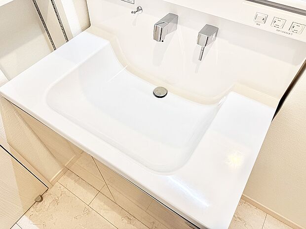 【ハンドシャワー付洗面台】■細かい部分まで洗いやすく便利なハンドシャワー付き