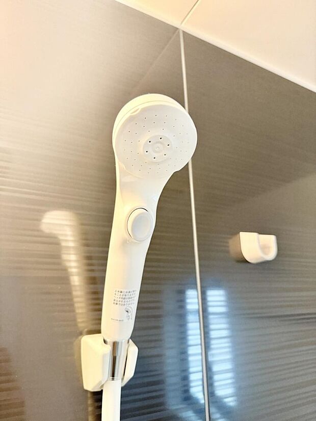 【止水シャワーヘッド】■手元で簡単に止水できるため、水の無駄遣いを減らすことができます。