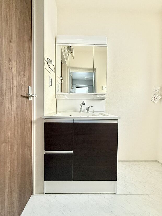 【洗面台・洗面所】■明るい洗面所は毎朝の歯磨きも楽しくできちゃいそうです♪