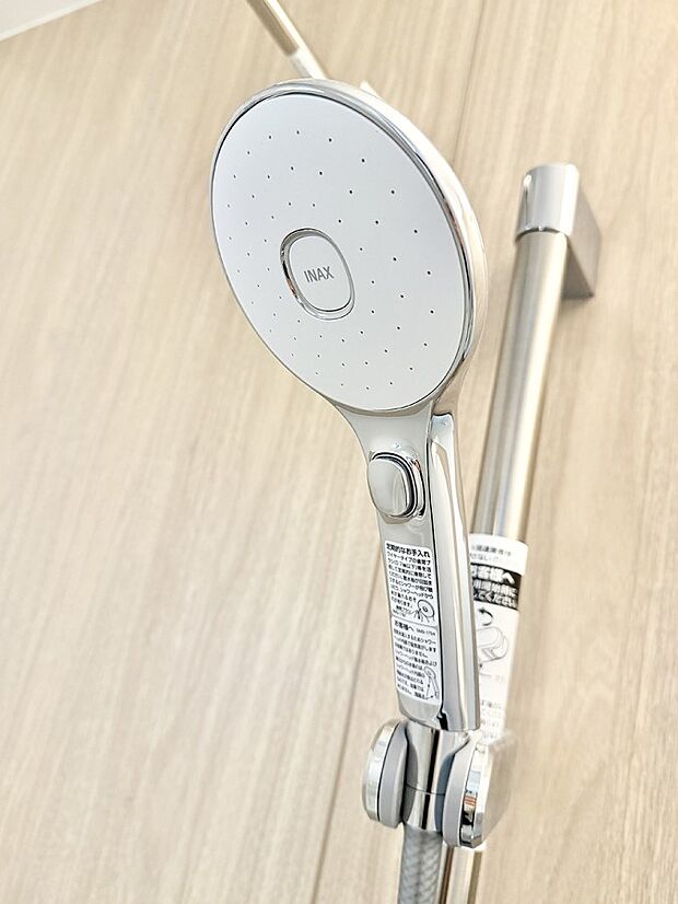 【止水シャワーヘッド】■手元で簡単に止水できるため、水の無駄遣いを減らすことができます。