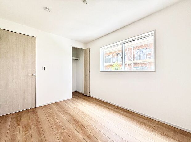 【寝室】■シンプルな空間で、収納付きベッドやデスクなど、多機能な家具を活用しやすいです