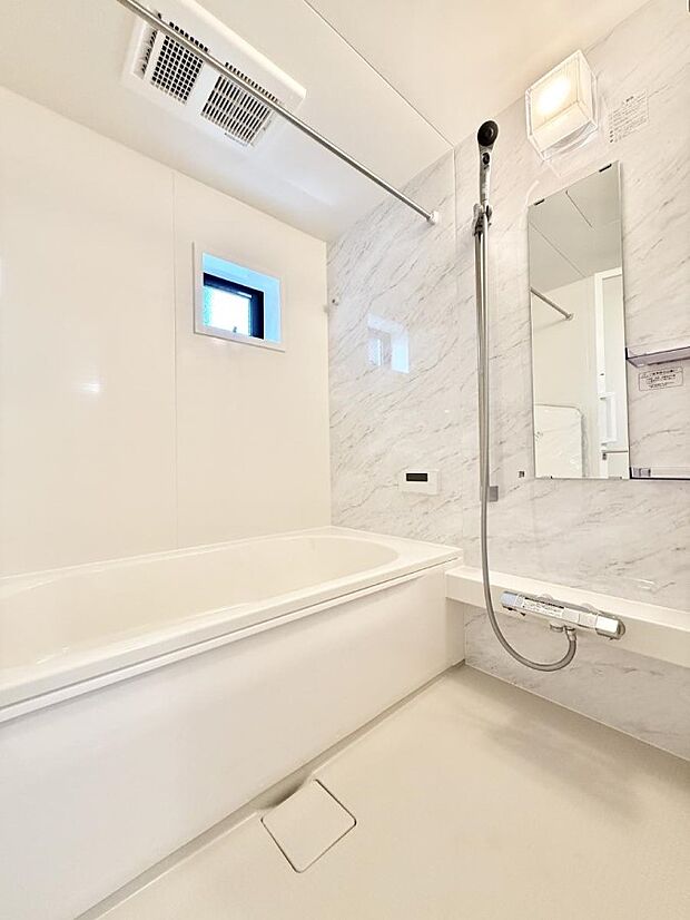 【浴室】■一日の疲れを癒す、心落ち着く空間です