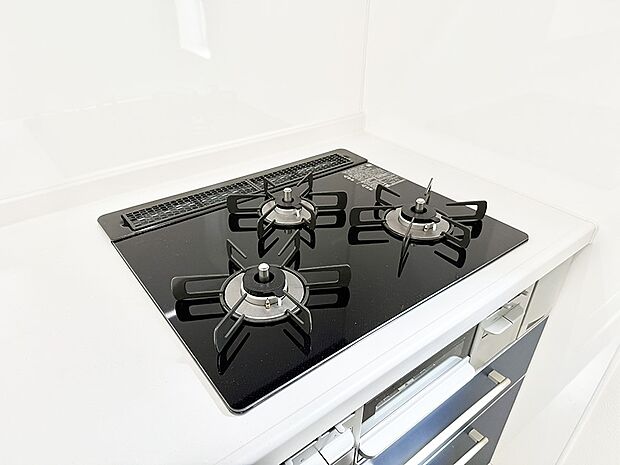 【3口ガスコンロ】■３口コンロのシステムキッチンで料理の手順もスムーズに