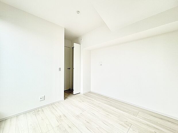 【寝室】■窓の配置や通気性の良い設計で部屋の空気がこもらず、常に新鮮な空気が流れます