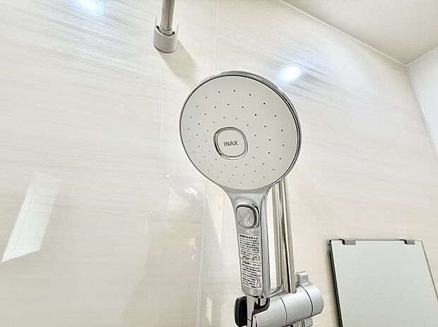 【止水シャワーヘッド】■手元で簡単に止水できるため、水の無駄遣いを減らすことができます。