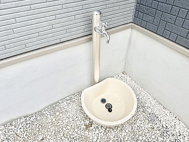 【その他現地】■ガーデニングや洗車などの際に大活躍な屋外立水栓