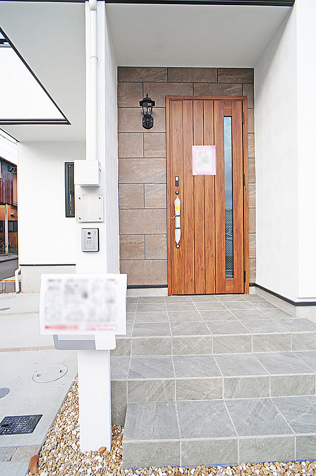 【玄関】■ 帰るたびにホッとする、安心感のある佇まい