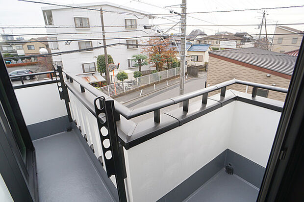 【バルコニー】■ 季節の移ろいを感じられる開放的な空間です