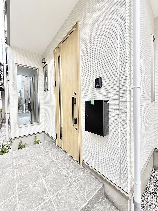 【玄関】■ 帰るたびにホッとする、安心感のある佇まい