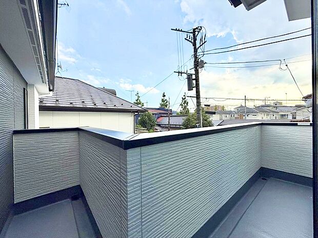 【バルコニー】■ 季節の移ろいを感じられる開放的な空間です