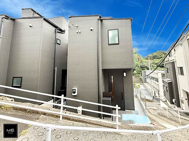 【現地外観写真】■暮らしを彩る充実した設備仕様が備わった住まい