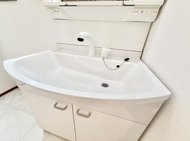 【ハンドシャワー付洗面台】■手洗いや顔を洗う時も快適に使える便利なシャワー