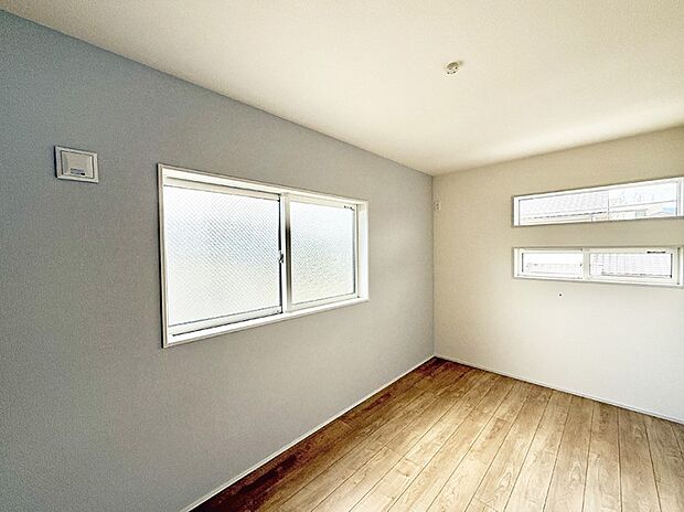 【リビング以外の居室】■落ち着いた色合いのお部屋で穏やかな時間を楽しめます