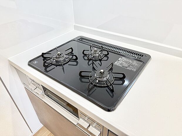 【3口ガスコンロ】■3口コンロのシステムキッチンで料理の手順もスムーズに