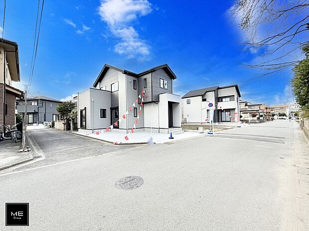 【前面道路含む現地写真】■暮らしを彩る充実した設備仕様が備わった住まい