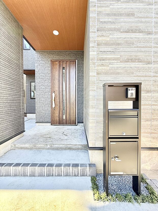 【玄関】■ 帰るたびにホッとする、安心感のある佇まい