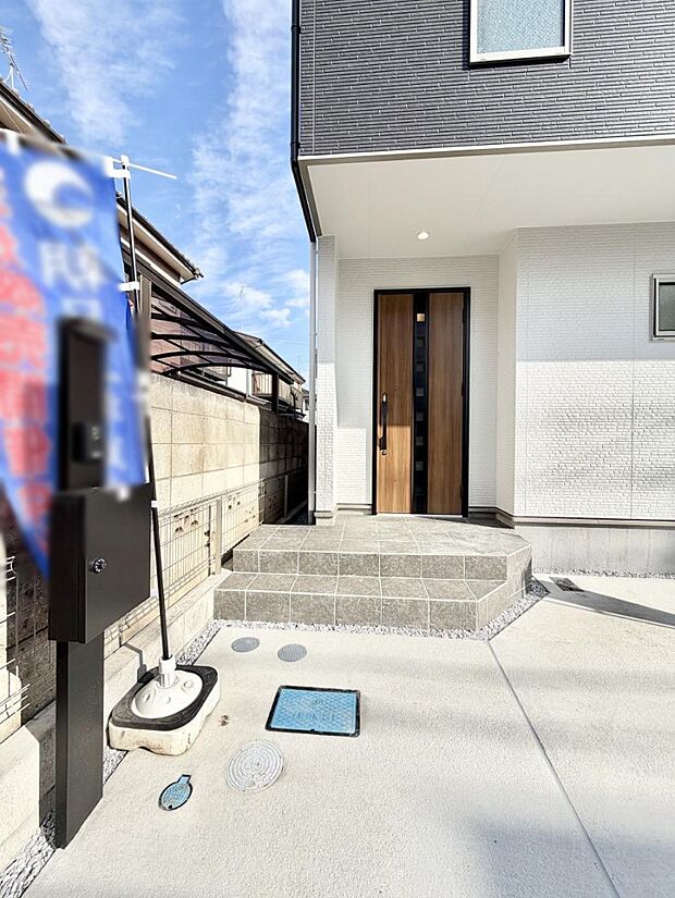 【玄関】■ 心地よい暮らしへとつながる、温かい玄関