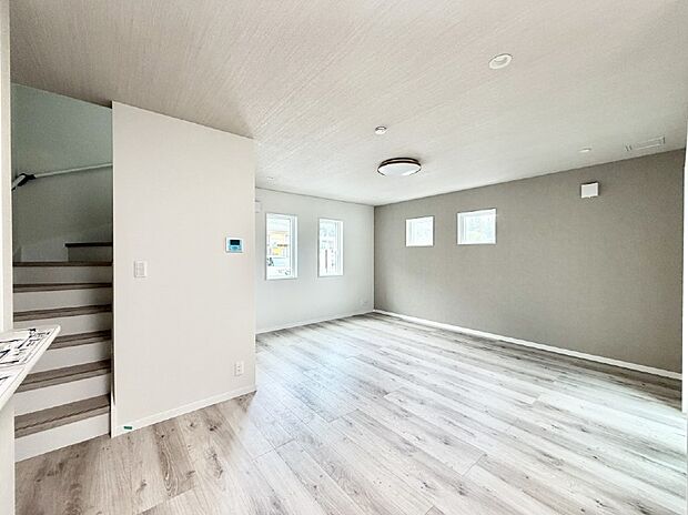 【リビング】■光と風を感じる、リラックスできる空間