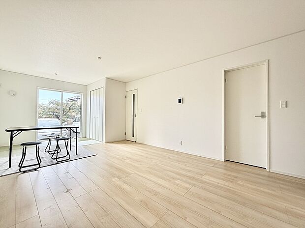 【リビング】■光と風を感じる、リラックスできる空間