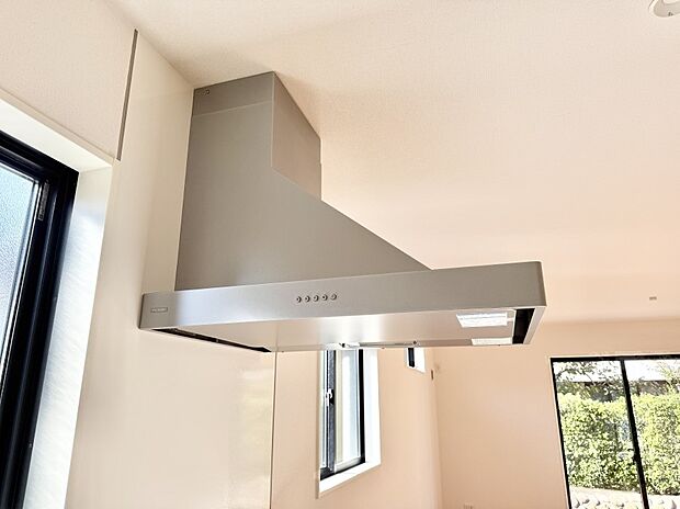 【レンジフード】■調理時の蒸気や匂いが換気扇に誘導され、効率的に排煙ができます。