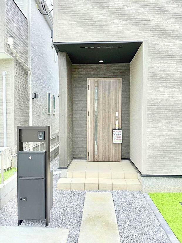 【玄関】■ 帰るたびにホッとする、安心感のある佇まい