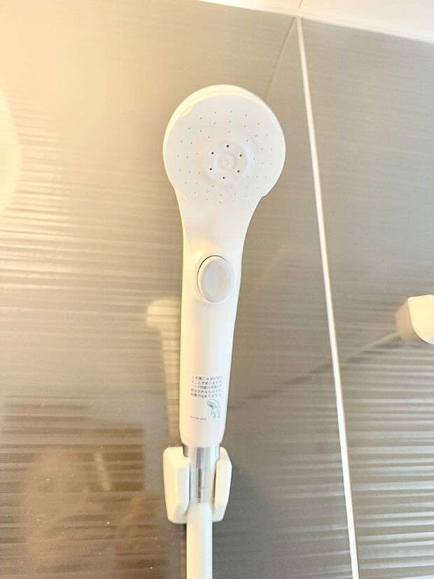 【止水シャワーヘッド】■手元で簡単に止水できるため、水の無駄遣いを減らすことができます。