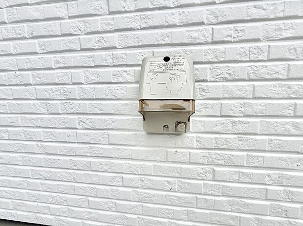 【屋外コンセント】■屋外に電源コンセントがあれば、高圧洗浄機で窓や外壁を掃除するなど便利です。