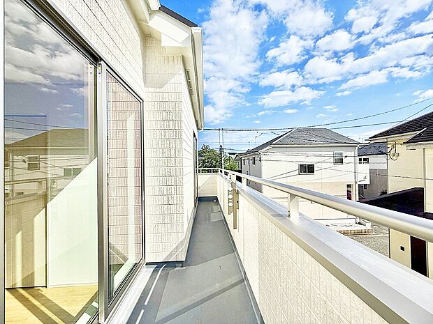 【バルコニー】■ 季節の移ろいを感じられる開放的な空間です