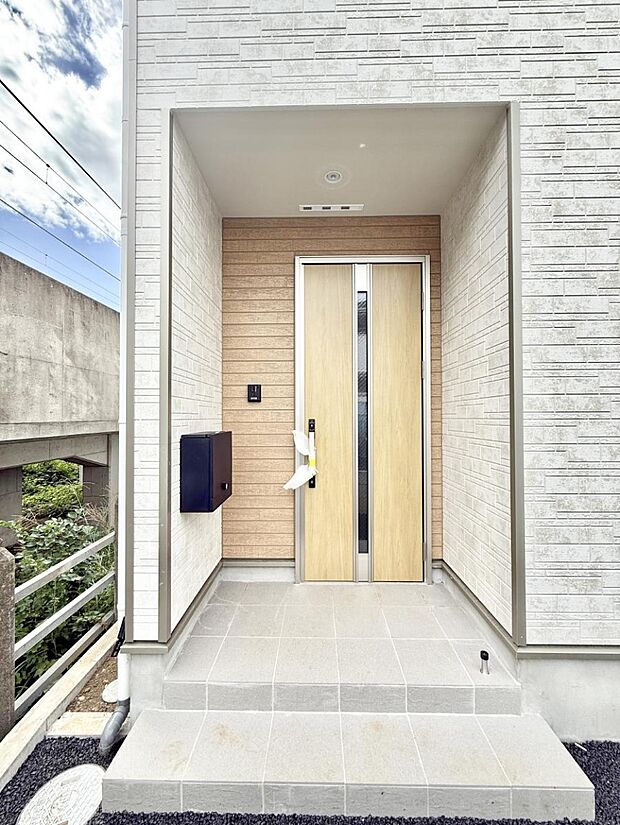 【玄関】■ シンプルで美しく、住まいの第一印象を彩る玄関です