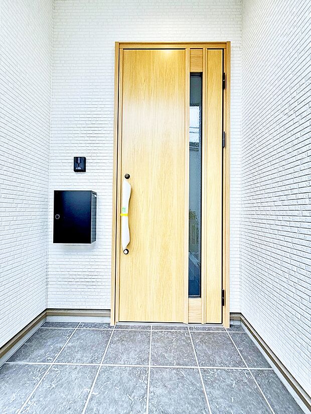 【玄関】■ 心地よい暮らしへとつながる、温かい玄関