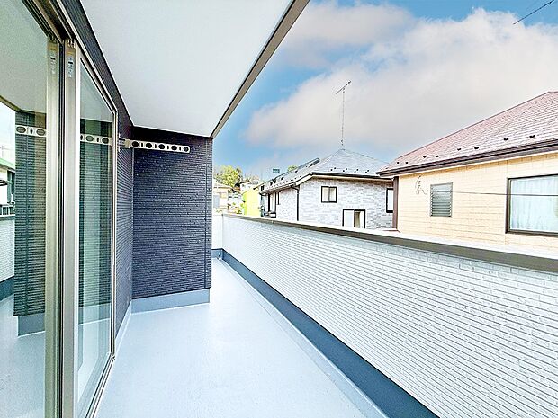 【バルコニー】■ 心地よい風と光を感じる、くつろぎのバルコニー