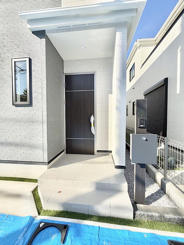 【玄関】■ 心地よい暮らしへとつながる、温かい玄関