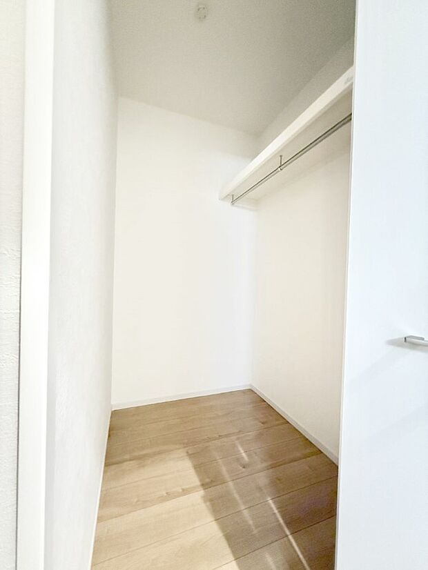 【収納】■季節の洋服も、思い出の小物もすっきり収納できるウォークインクローゼット付