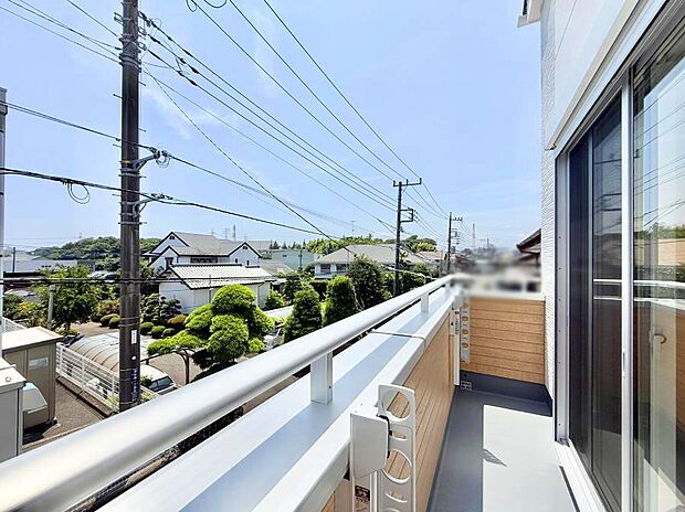 【バルコニー】■ 心地よい風と光を感じる、くつろぎのバルコニー