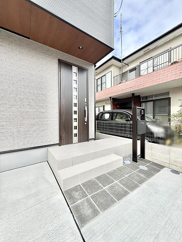 【玄関】■ シンプルで美しく、住まいの第一印象を彩る玄関です