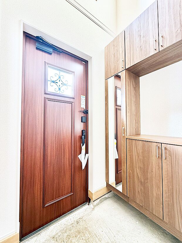 【玄関】■ 家族やゲストをやさしく迎える、心地よい空間