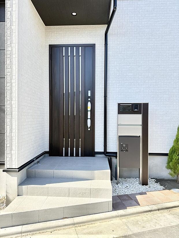 【玄関】■ 帰るたびにホッとする、安心感のある佇まい