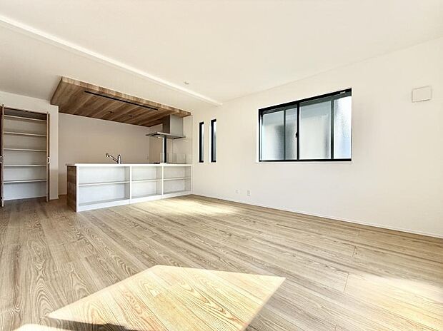 【リビング】■家族の時間を彩る、快適で癒される空間