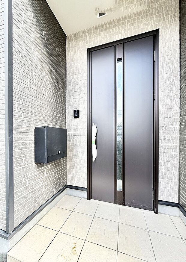 【玄関】■ シンプルで美しく、住まいの第一印象を彩る玄関です