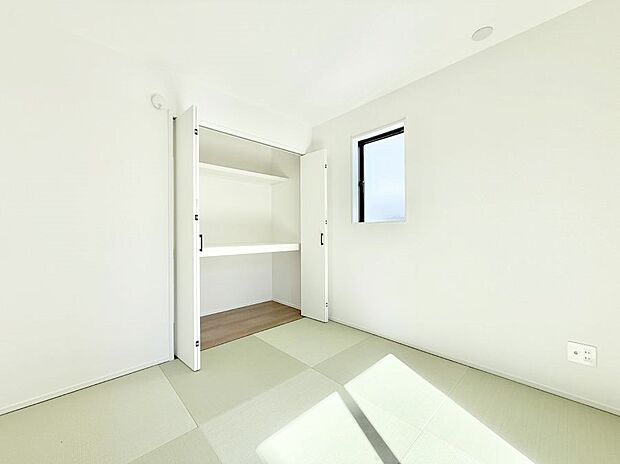 【寝室】■窓の配置や通気性の良い設計で部屋の空気がこもらず、常に新鮮な空気が流れます