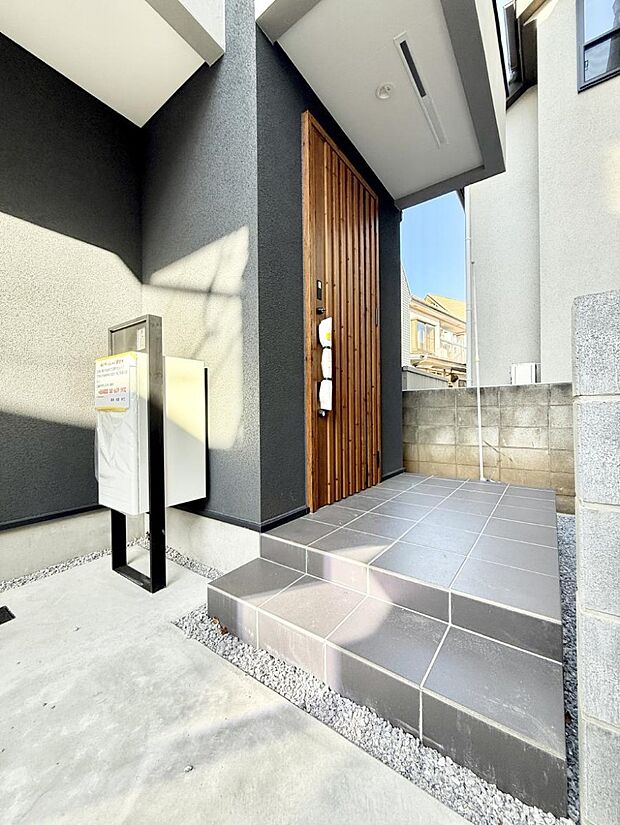 【玄関】■ シンプルで美しく、住まいの第一印象を彩る玄関です