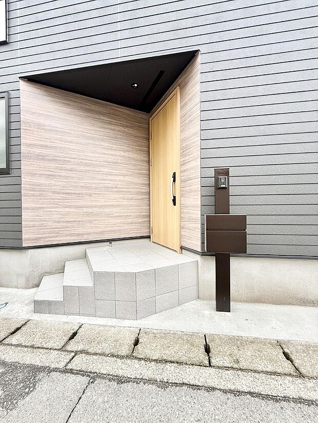 【玄関】■ シンプルで美しく、住まいの第一印象を彩る玄関です